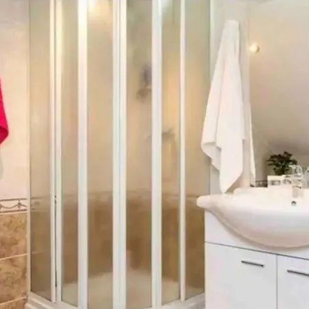 Veliki Apartman S 3 Spavace Sobe I Pogledom Na More Njivice