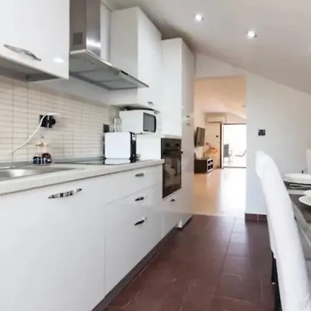 Veliki Apartman S 3 Spavace Sobe I Pogledom Na More Apartman *