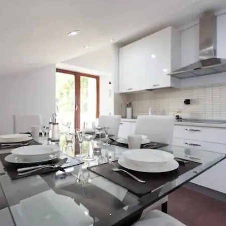 Apartman Veliki Apartman S 3 Spavace Sobe I Pogledom Na More *