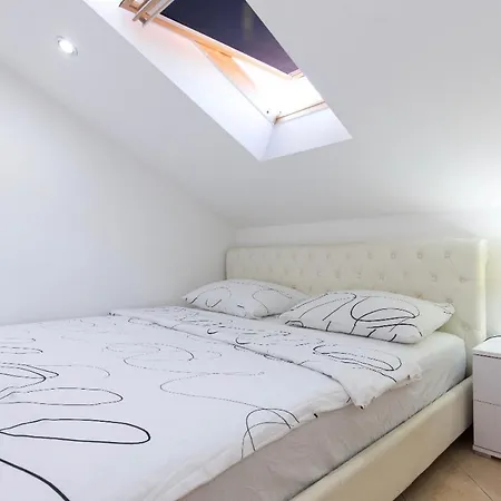 Apartman Veliki Apartman S 3 Spavace Sobe I Pogledom Na More