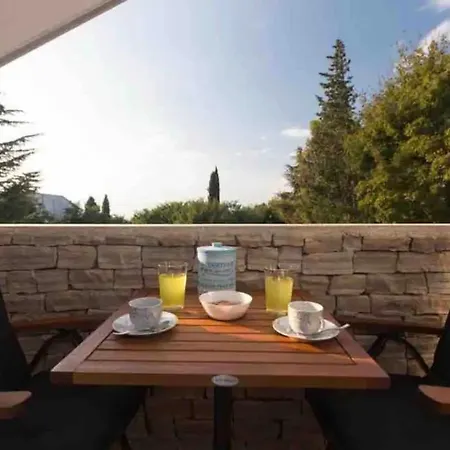 Veliki Apartman S 3 Spavace Sobe I Pogledom Na More Apartman Njivice
