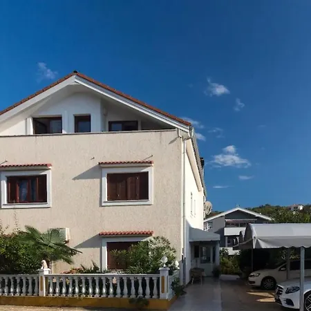 Apartman Veliki Apartman S 3 Spavace Sobe I Pogledom Na More *